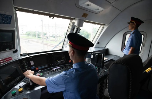 非鐵路專業(yè)能參加火車司機(jī)短期培訓(xùn)嗎？火車司機(jī)招聘要求